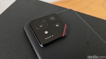 Asus menyematkan tiga kamera belakang di ROG Phone 9 Pro yang terdiri dari kamera utama 50 MP dengan OIS, kamera telephoto 32 MP dengan optical zoom 3x, dan kamera ultrawide 13 MP. Foto: Virgina Maulita Putri/detikINET