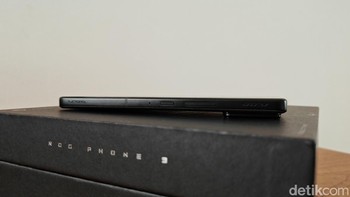 Di sisi kanan ponsel terdapat tombol power dan volume serta dua AirTrigger untuk mendukung sesi gaming. AirTrigger ini juga bisa dipakai sebagai shutter kamera. Foto: Virgina Maulita Putri/detikINET
