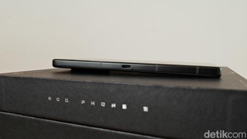 Asus kembali menyematkan dua port USB-C di ROG Phone 9 Pro, satu di sisi kiri dan lainnya di bagian bawah. Foto: Virgina Maulita Putri/detikINET