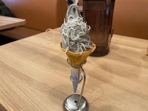 Unik! Es Krim Vanilla Ini Disajikan dengan Topping Ikan Teri