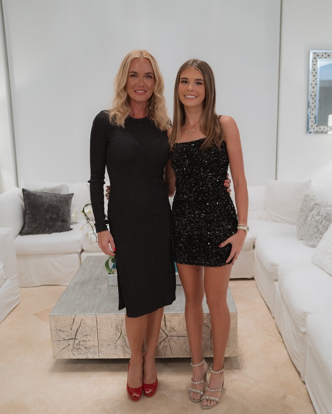 Vanessa Trump sebenarnya sangat menjaga privasi. Di media sosialnya sendiri, ia belum pernah membagikan foto diri selain anak-anaknya. Namun penampilannya cantiknya bisa dilihat di akun Instagram sang putri, Kai Trump. Foto: Instagram @kaitrumpgolfer