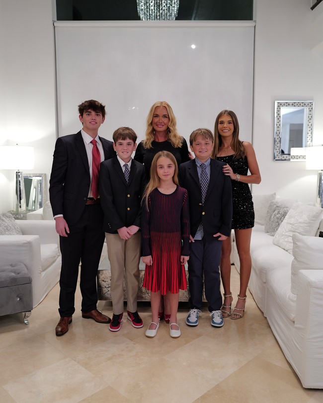 Vanessa Kay Haydon dulu dikenal sebagai model dan aktris. Ia menikah dengan anak sulung Donald Trump pada 2005 yang menghasilkan lima buah hati. Foto: Instagram @kaitrumpgolfer