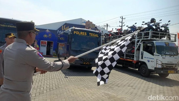 Wakapolda memberangkatkan rombongan pemudik valet and ride, Brebes, Senin (24/3/2025).