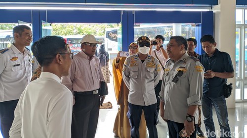 Wakil Ketua DPRD NTB Lalu Wirajaya dan Ketua Komisi IV Hamdan Kasim mengecek kesiapan Terminal Tipe A Mandalika, Mataram, Senin (24/3/2025). (Foto: Ahmad Viqi/detikBali)
