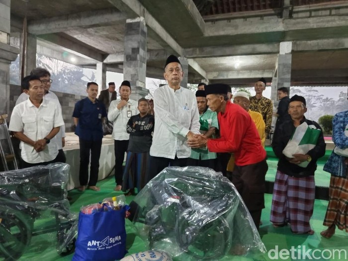 Wakil Menteri Sosial (Wamensos) Agus Jabo Priyono menyerahkan bantuan kepada warga di Ponpes Suryabuana, Desa Losari, Kecamatan Pakis, Kabupaten Magelang, Senin (24/3/2025).