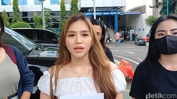 Wanita bernama Lisa Amelia melaporkan seorang selebgram yang diduga menipiunya dengan modus arisan bodong.