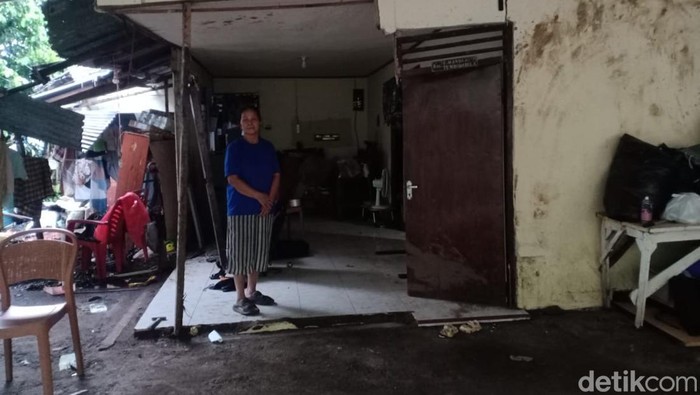 Wanita bernama Martha Tumboimbela (60) nyaris tertimbun longsor di rumahnya di Manado.