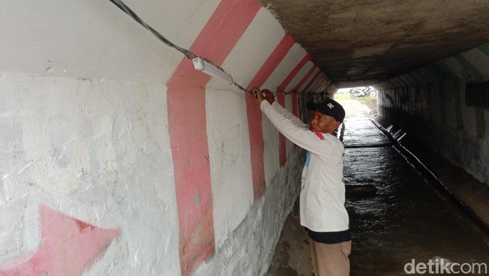 Warga di Kabupaten Indramayu, Jawa Barat turut menyambut kemeriahan momen mudik Lebaran tahun 2025. Warga secara swadaya membuat penyeberangan alternatif di kolong jembatan Pantura.