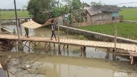 Warga membuat jembatan dari bambu sebagai akses warga menuju kolong jembatan.