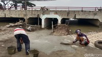 Tempat penyeberangan alternatif ini merupakan inisiatif warga untuk membantu masyarakat di tengah ramainya arus mudik. Hal itu sudah menjadi tradisi sejak 10 tahun silam.
