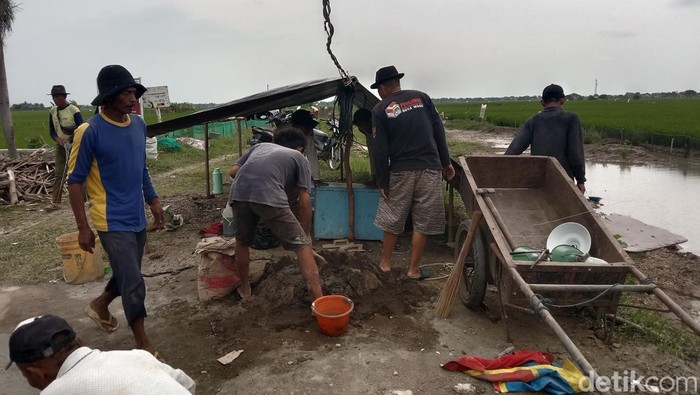 Warga di Kabupaten Indramayu, Jawa Barat turut menyambut kemeriahan momen mudik Lebaran tahun 2025. Warga secara swadaya membuat penyeberangan alternatif di kolong jembatan Pantura. Warga di Kabupaten Indramayu, Jawa Barat turut menyambut kemeriahan momen mudik Lebaran tahun 2025. Warga secara swadaya membuat penyeberangan alternatif di kolong jembatan Pantura.