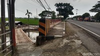 Jalan di jalur kolong jembatan diperkuat agar bisa dilintasi kendaraan roda dua maupun roda tiga yang hendak menyeberangi jalan Pantura.