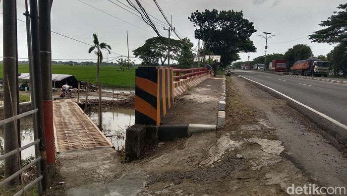 Warga di Kabupaten Indramayu, Jawa Barat turut menyambut kemeriahan momen mudik Lebaran tahun 2025. Warga secara swadaya membuat penyeberangan alternatif di kolong jembatan Pantura.