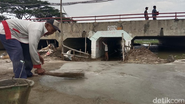 Warga Indramayu siapkan tempat penyeberangan alternatif Jalur Pantura di kolong jembatan