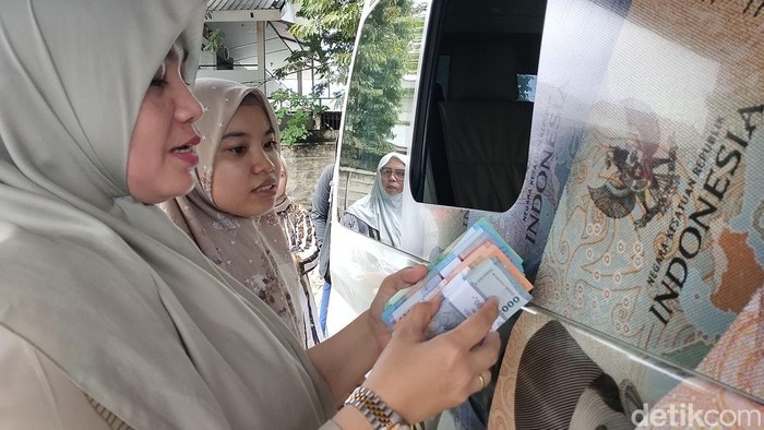 Warga Palembang saat melakukan penukaran uang baru
