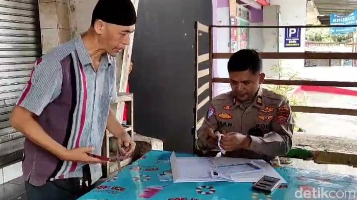 Warga tengah mendaftar program mudik gratis di Mapolres Tasikmalaya Kota.