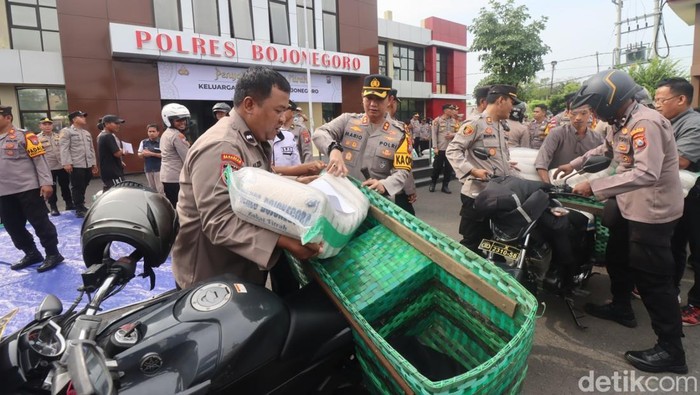 1.104 paket zakat fitrah dibagikan polisi ke warga Bojonegoro