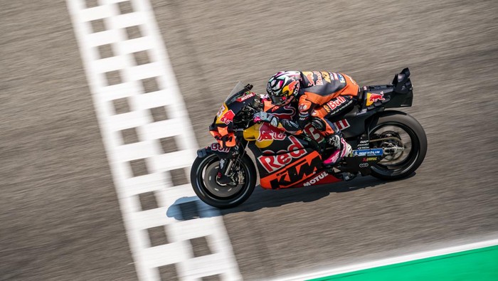 BURIRAM, THAILAND - MARCH 01: Enea Bastianini of Italy and Red Bull KTM Tech3 rides during the qualifying of the MotoGP PT Grand Prix of Thailand at Chang International Circuit on March 01, 2025 in Buriram, Thailand. (Photo by Steve Wobser/Getty Images)