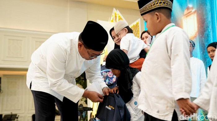57.600 Anak Yatim-Lansia Dapat Paket Ramadan Bank Mandiri Group kembali berbagi kebaikan di bulan suci Ramadan. Mereka menyalurkan 57.600 paket Ramadan kepada anak yatim, dhuafa serta lansia di seluruh Indonesia.