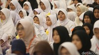 Anak-anak tampak senang mendapat paket Ramadan.  