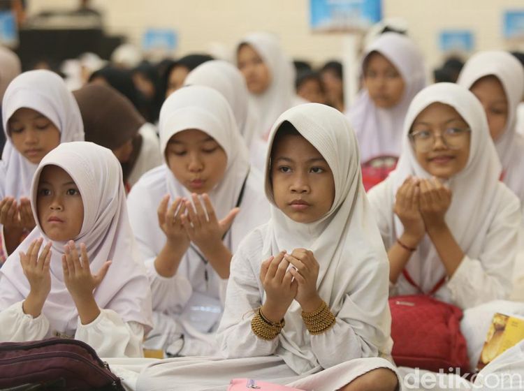 57.600 Anak Yatim-Lansia Dapat Paket Ramadan