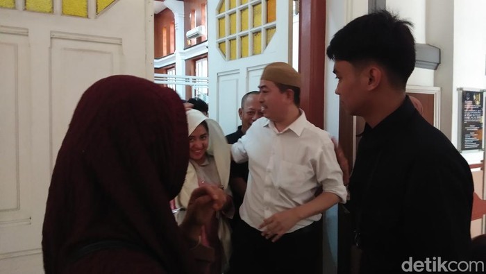 Agus Salim (kemeja putih) saat berada di Pengadilan Negeri (PN) Makassar.