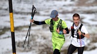 Victor Asenov, seorang pelari ultramaraton yang tuna netra, dipandu oleh pacers Pavlin Beev dan Veradina Nacheva saat ia mencoba menempuh ketinggian yang sama dengan Gunung Everest, sebuah aktivitas yang dikenal sebagai Everesting. 