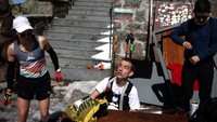 Tidak tidur selama 46 jam dan hanya berhenti untuk makan, ia mendaki total 8.848 meter - ketinggian Gunung Everest - dengan berlari naik turun ke puncak sebanyak 19 kali, sebelum selesai pada pukul 07.40 pagi (05.40 GMT) pada hari Minggu (23/3). 