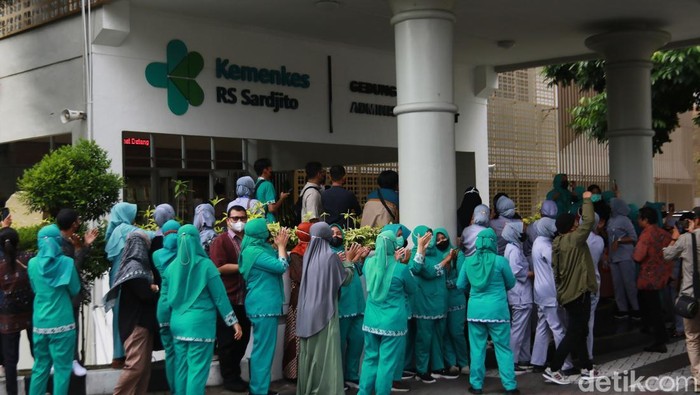 Aksi walk out pegawai RSUP dr Sardjito saat audiensi buntut THR disunat, Selasa (25/3/2025).