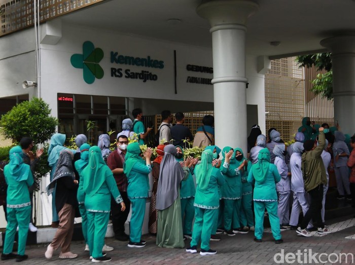 Aksi walk out pegawai RSUP dr Sardjito saat audiensi buntut THR disunat, Selasa (25/3/2025).