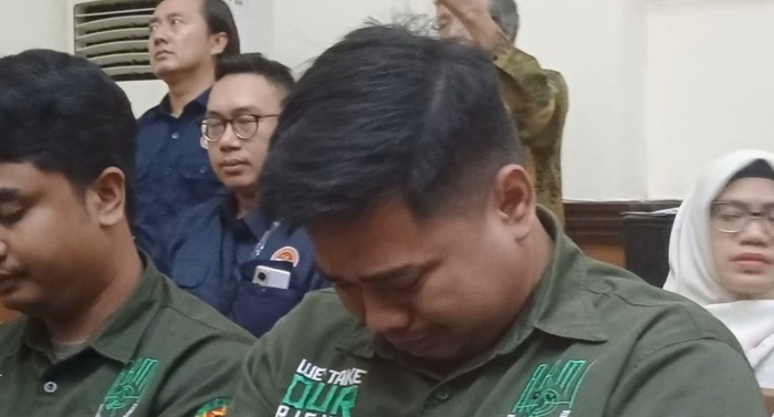 Anak bos rental yang tewas ditembak oknum TNI AL menangis di ruang sidang. (Kadek/detikcom)