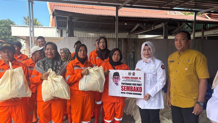Andre Rosiade membagikan paket sembako untuk petugas kebersihan di Sumbar.