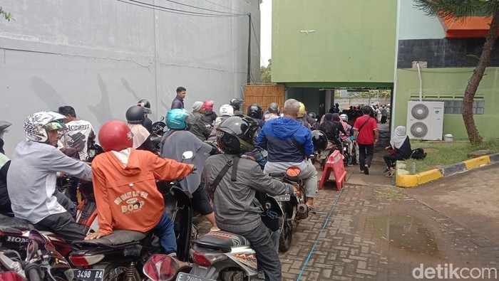 Antrean warga Indramayu saat bayar pajak kendaraan bermotor.