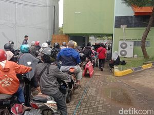 Warga Indramayu Rela Antre Berjam-jam demi Hidupkan Kendaraannya