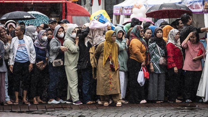 Antusias Warga Ikut Bazar Ramadan di Balai Kota Semarang Warga antre untuk menukarkan kupon paket sembako murah pada Bazaar Ramadhan 2025 di halaman Balai Kota Semarang, Jawa Tengah, Selasa (25/3/2025). Bazar yang diselenggarakan Pemkot Semarang jelang Lebaran itu menyediakan paket sembako murah seharga Rp50.000. ANTARA FOTO/Aprillio Akbar/tom.