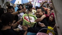 Warga juga berebut untuk menukarkan kupon dengan paket sembako murah pada Bazar Ramadhan 2025.