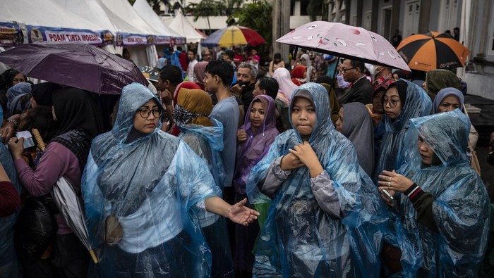 Antusias Warga Ikut Bazar Ramadan di Balai Kota Semarang Warga antre untuk menukarkan kupon paket sembako murah pada Bazaar Ramadhan 2025 di halaman Balai Kota Semarang, Jawa Tengah, Selasa (25/3/2025). Bazar yang diselenggarakan Pemkot Semarang jelang Lebaran itu menyediakan paket sembako murah seharga Rp50.000. ANTARA FOTO/Aprillio Akbar/tom.