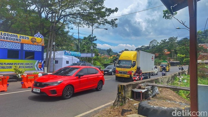 Arus lalu lintas di Jalur Nagreg, Selasa (25/3/2025).