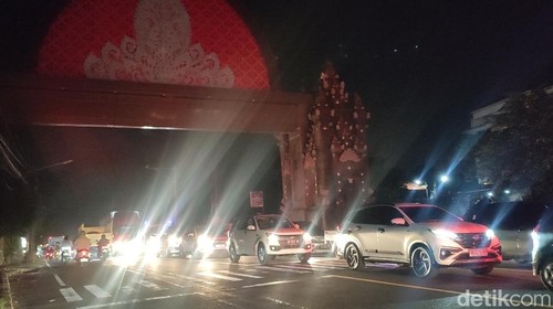 Arus lalu lintas macet di sepanjang Jalan Ahmad Yani, Desa Abiantuwung, Kecamatan Kediri, Tabanan macet pada Selasa (25/3/2025) malam. (Ahmad Firizqi Irwan/detikBali)