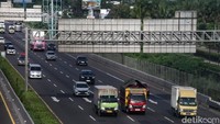 Kendaraan melintas di Tol Tangerang-Merak ruas Karawaci, Tangerang, Selasa (25/3/2025). Polda Banten berharap pemudik memperhatikan jadwal ganjil genap di Tol Tangerang-Merak yang berlaku 27-30 Maret. Polisi mengimbau masyarakat mengikuti skema rekayasa lalu lintas selama mudik 2025. 