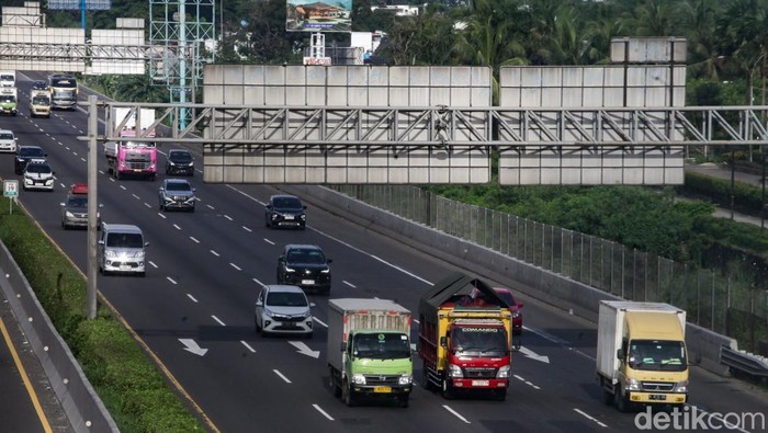 Arus Mudik, Ganjil-genap Tol Tangerang-Merak Berlaku 27-30 Maret Tol Tangerang-Merak bakal diberlakukan sistem ganjil-genap selama mudik Lebaran 27-30 Maret 2025. Polisi mengimbau masyarakat mengikuti skema rekayasa lalu lintas itu.
