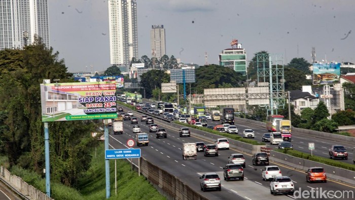 Tol Tangerang-Merak bakal diberlakukan sistem ganjil-genap selama mudik Lebaran 27-30 Maret 2025. Polisi mengimbau masyarakat mengikuti skema rekayasa lalu lintas itu.