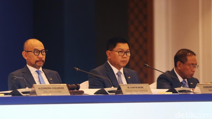 Bank Mandiri Bagikan Dividen Rp 43,51 Triliun Direktur Utama Bank Mandiri Darmawan Junaidi, Wakil Komisaris Utama Bank Mandiri Zainudin Amali saat Rapat Umum Pemegang Saham Tahunan (RUPST) Bank Mandiri 2024 di Jakarta, Senin (25/3/2025). Dalam RUPST tersebut, pemegang saham menyetujui besaran dividen sebesar 78% dari laba bersih perusahan tahun 2024 atau sebesar Rp43,51 Triliun dengan besaran dividen per saham sebesar Rp 466,18, naik 31,71% year on year (yoy).
