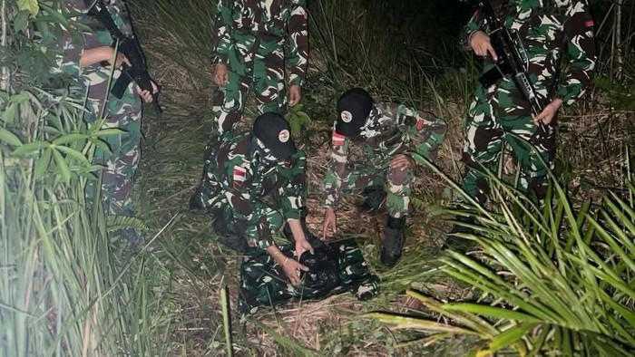 Satgas Pamtas Yonkav 12/BC berhasil mengamankan 1 kg narkoba jenis sabu di jalur tikus perbatasan RI-Malaysia