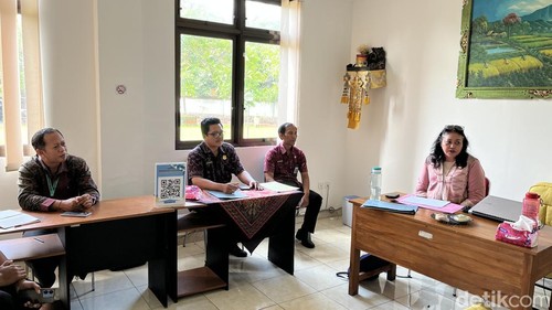 Beberapa Wasnaker dan Kabid HI Wasnaker Disnaker Bali di posko THR Disnaker Bali, Selasa (25/3/2025). (Rizki Setyo)