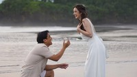 Billy Syahputra berlutut di hadapan Vika Kolesnaya dengan lanskap pantai dan laut di Bali. Foto: dok. Instagram Vika Kolesnaya