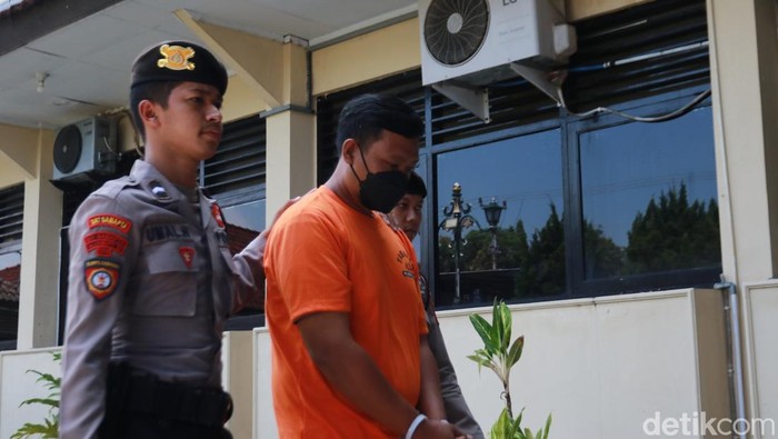 Pelaku penjual bubuk petasan yang ditangkap anggota Polsek Gamping saat dirilis di Mapolresta Sleman, Selasa (25/3/2025).
