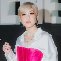 Tepat pada 22 Maret lalu penyanyi Bunga Citra Lestari resmi berusia 42 tahun. Melalui akun Instagramnya BCL membagikan foto-fotonya saat tampil bergaya ala Barbie Doll. Foto: Instagram/@itsmebcl