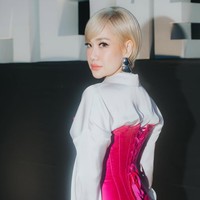 Istri Tiko Aryawardhana itu memadukan kemeja putih dengan set dress berwarna fuschia. Dress dengan model korset itu kemudian dipadukan dengan sepasang sepatu boots berwarna putih. Foto: Instagram/@itsmebcl