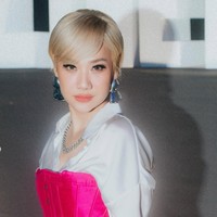 Penampilannya kian menawan dengan riasan ala Baby Doll. Eyeliner hitam pekat dipadukan dengan bulu mata palsu yang cukup tebal dan panjang memberikan kesan mata yang lebih besar dan tajam. Sorotan matanya makin terpancar dengan tambahan softlens warna abu-abu. Foto: Instagram/@itsmebcl